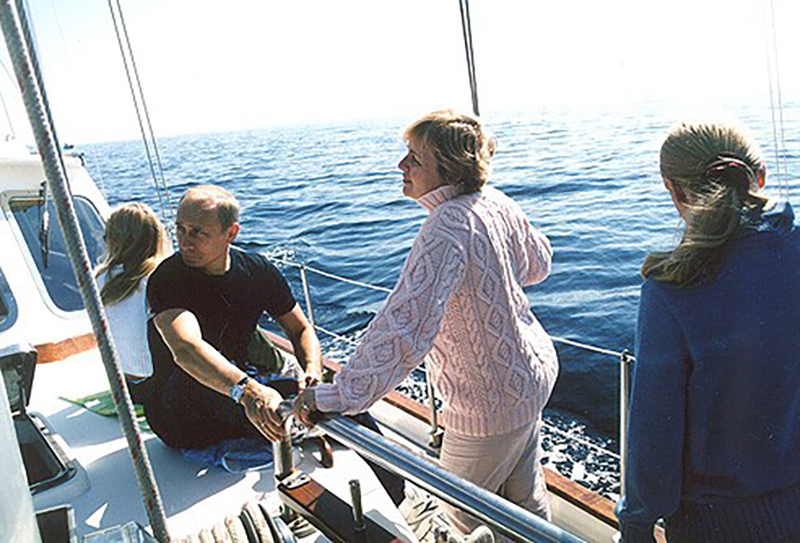 message-editor%2F1490130252934-vladimir_putin_with_family_in_primorsky_krai_2002-2.jpg