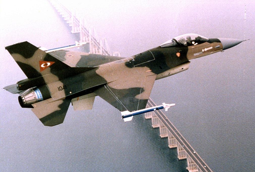 message-editor%2F1512069439299-f-16_venezolano.jpg